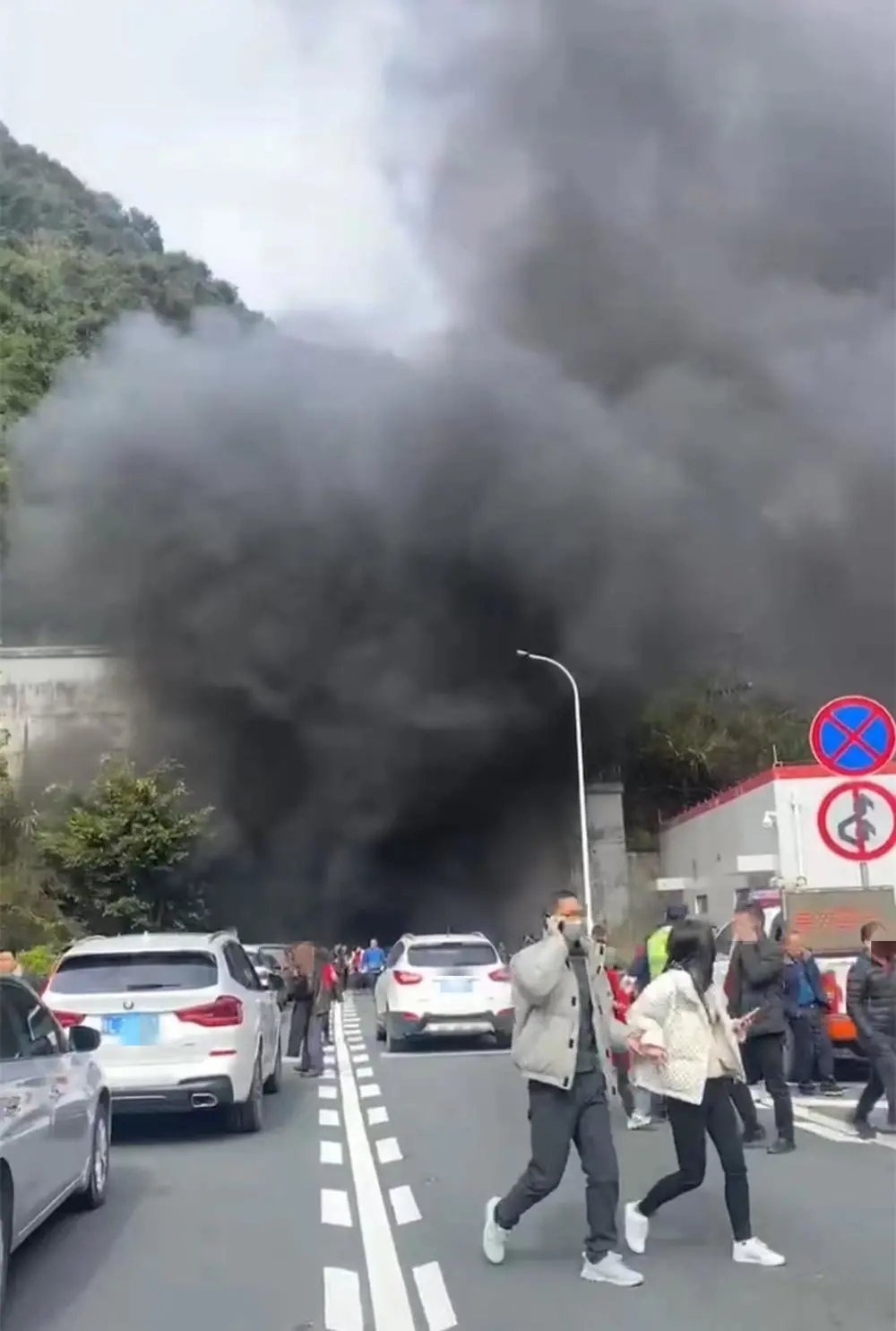 广东高速一隧道内发生交通事故 官方:一油电混合小轿车被追尾后爆燃,一人重伤